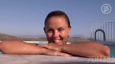 4. Анна Семенович плавает в бассейне 