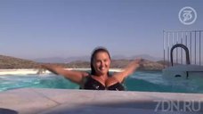 7. Анна Семенович плавает в бассейне 