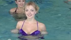 3. Ляйсан Утяшева и Марина Орлова разминаются в бассейне 