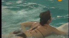 1. Мария Берсенева купается с дельфинами 