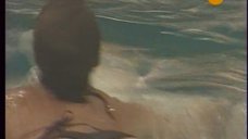 3. Мария Берсенева купается с дельфинами 