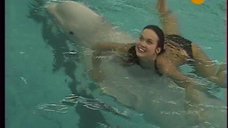 7. Мария Берсенева купается с дельфинами 