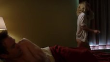 4. Оливия Уайлд в белье курит на кровати – Любовь, секс и химия