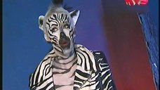 1. Ксения Собчак в образе зебры 
