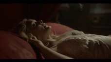 6. Секси Белла Хиткот в ночнушке – Странный ангел