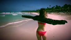 10. Маруся Климова в купальнике на пляже 