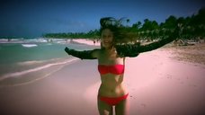 11. Маруся Климова в купальнике на пляже 