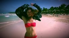 12. Маруся Климова в купальнике на пляже 