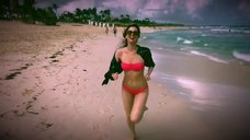 14. Маруся Климова в купальнике на пляже 