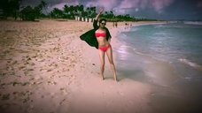 3. Маруся Климова в купальнике на пляже 