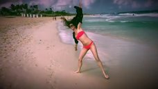 7. Маруся Климова в купальнике на пляже 