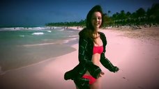 8. Маруся Климова в купальнике на пляже 