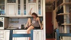 10. Маруся Климова в трусах на кухне 