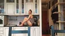 6. Маруся Климова в трусах на кухне 