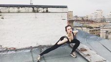 1. Секси Маруся Климова делает зарядку на крыше 