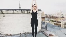 10. Секси Маруся Климова делает зарядку на крыше 