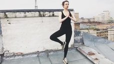 11. Секси Маруся Климова делает зарядку на крыше 