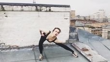 2. Секси Маруся Климова делает зарядку на крыше 
