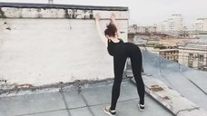 Секси Маруся Климова делает зарядку на крыше