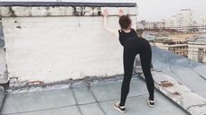 6. Секси Маруся Климова делает зарядку на крыше 