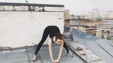7. Секси Маруся Климова делает зарядку на крыше 