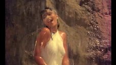 Мокрая Зинат Аман у водопада