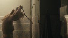 Ану Синисало принимает душ
