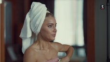 Арина Постникова в полотенце