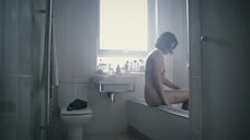 Обнаженная Натали Атия в ванной