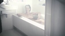 Натали Атия принимает ванну