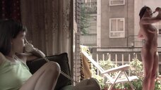 5. Полностью голая Диана Суарез принимает душ на балконе – Люсия и секс