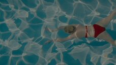 1. Кристен Стюарт в бассейне – Опасная роль Джин Сиберг