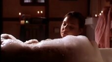 Кэтрин Хайгл в ванне с пеной