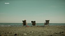 1. Альба Флорес топлес на пляже – Визави