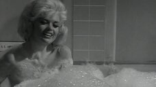 1. Джейн Мэнсфилд засветила грудь в ванне с пеной – Обещания!Обещания!