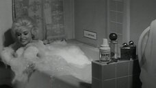 3. Джейн Мэнсфилд засветила грудь в ванне с пеной – Обещания!Обещания!
