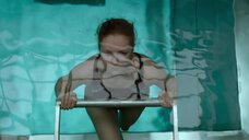 3. Виктория Исакова задерживает дыхание в бассейне – Один вдох