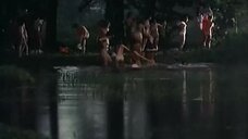 Обнаженные женщины купаются в озере