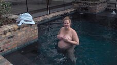 2. Обнаженная беременная Эми Шумер в бассейне – Ожидание Эми