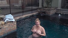 4. Обнаженная беременная Эми Шумер в бассейне – Ожидание Эми