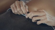 5. Элоиза Матюрен делает массаж висков для Патрисии Веласкес – Лис в сентябре