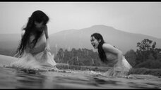 Наталия де Молина и Грета Фернандез плескаются в воде