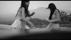 4. Наталия де Молина и Грета Фернандез плескаются в воде – Элиса и Марсела