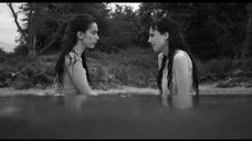 5. Наталия де Молина и Грета Фернандез плескаются в воде – Элиса и Марсела