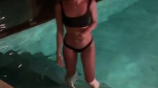 Ольга Бузова в черном купальнике купается в бассейне