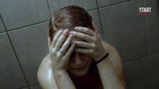 1. Обнаженная Линн ван Ройе плачет в душе – Код 37: Отдел секс-преступлений