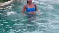 7. Ольга Бузова в голубом купальнике плавает в бассейне 