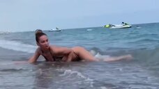 Ольга Бузова в купальнике дурачится на море