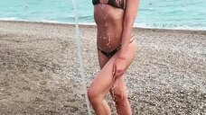 2. Секси Ольга Бузова принимает душ на пляже 