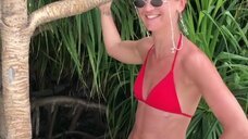 1. Ольга Бузова позирует в красном купальнике возле дерева 